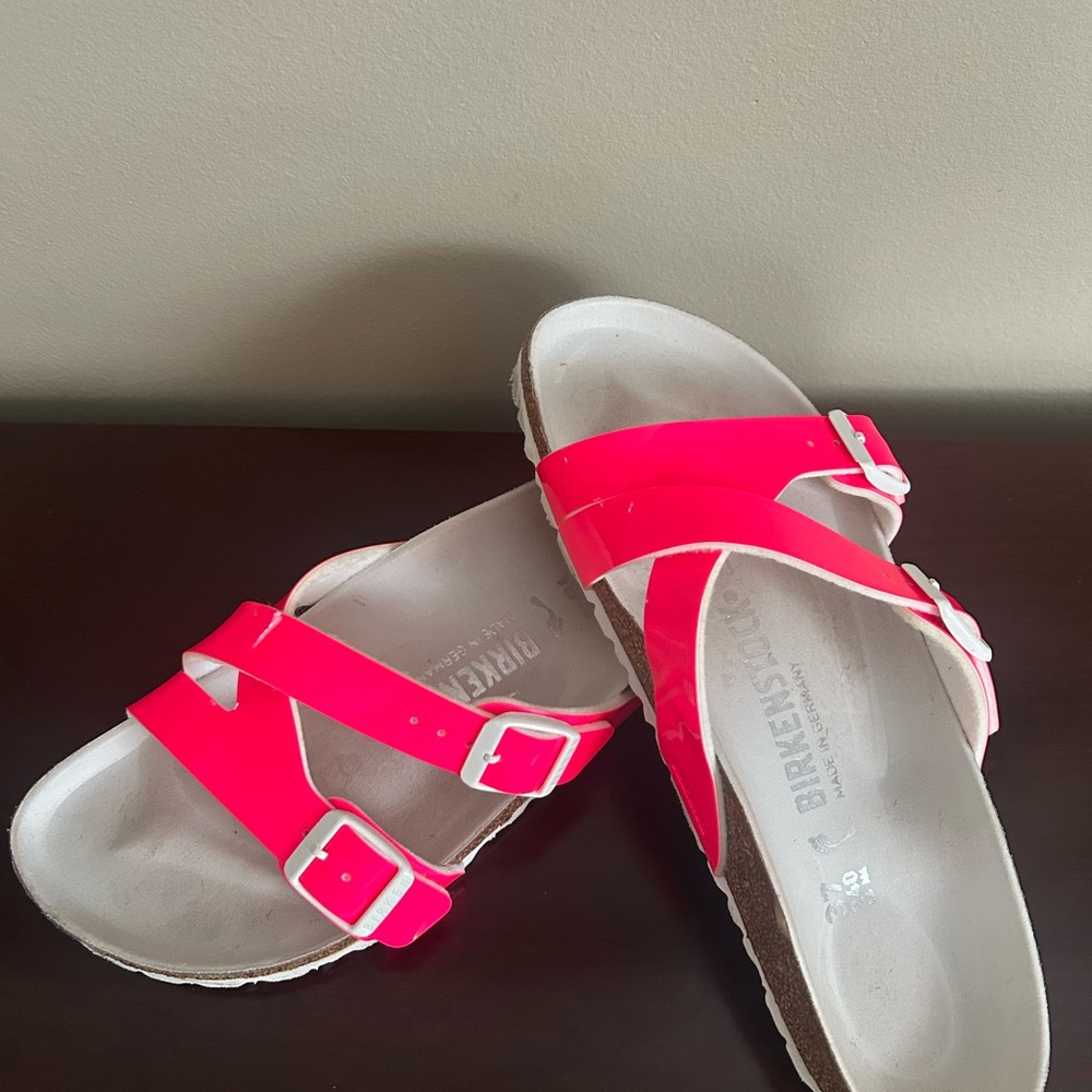Birkenstock Mayari sandals in neon pink patent leather. Size 37. Worn twice. - Picture 4 of 7